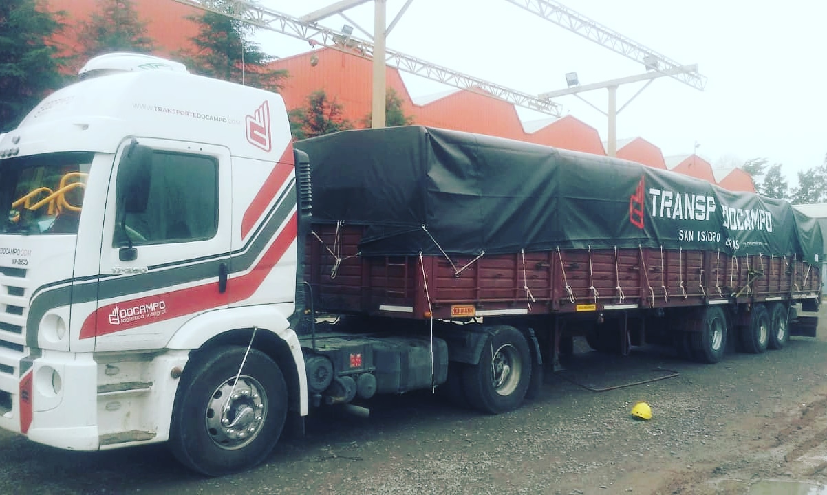 Semirremolque con baranda volcable